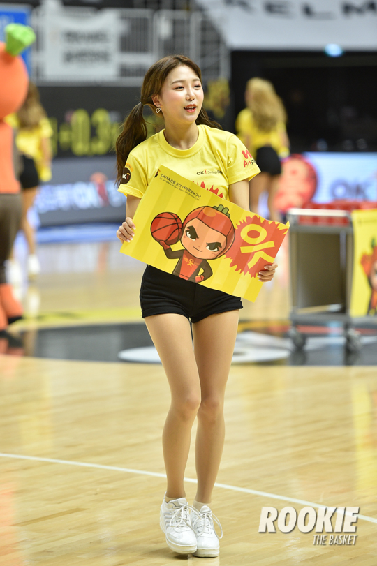 포토] 이주희 치어리더 'OK읏샷 화이팅' < Photo < 기사본문 - ROOKIE