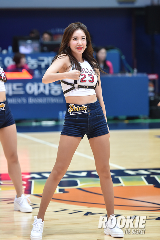 포토] 박한솔 치어리더 '신한은행 함께 응원해요!' < Photo < 기사본문 - ROOKIE