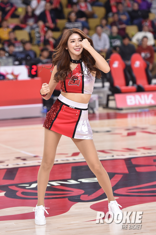 포토] 김연정 치어리더 '오늘은 꼭 이길거예요' < Photo < 기사본문 - ROOKIE