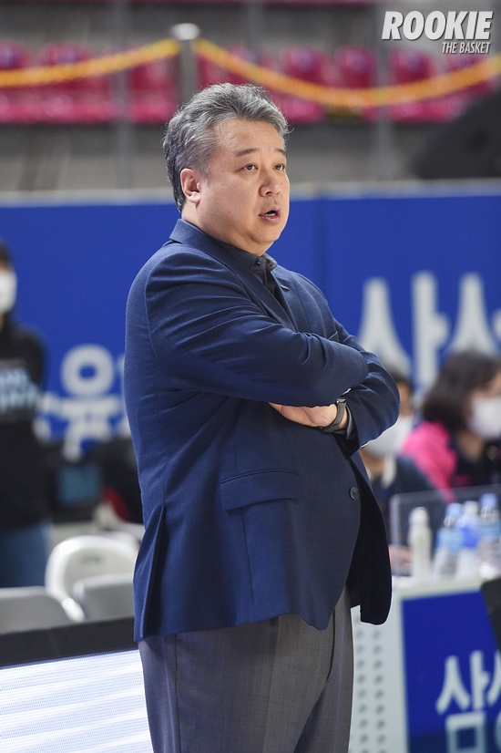 삼성생명 임근배 감독, 코로나 사태에 “걱정이네요…”