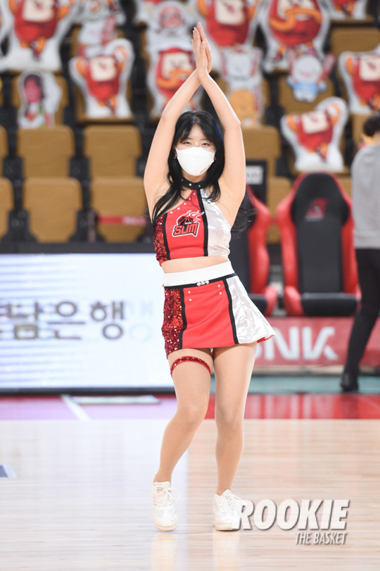 포토] 박예진 치어리더 '열정적인 응원' < Photo < 기사본문 - ROOKIE