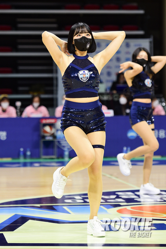 포토] 박성은 치어리더 '코트 위에서 섹시 댄스' < Photo < 기사본문 - ROOKIE