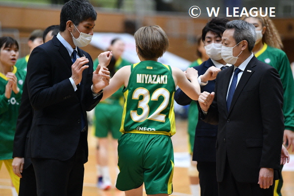 왼쪽이 사쿠모토 사토시 ENEOS 신임 감독. 오른쪽은 사토 키요미 전임 감독