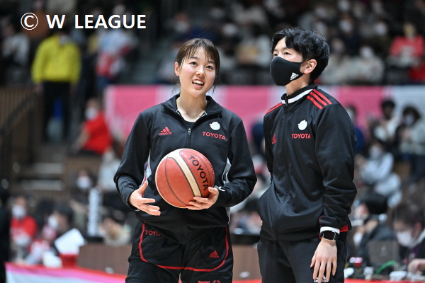 오가 유코 토요타자동차 신임감독(오른쪽)