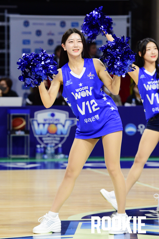 포토] 우리은행을 응원하는 안혜지 치어리더 < Photo < 기사본문 - ROOKIE