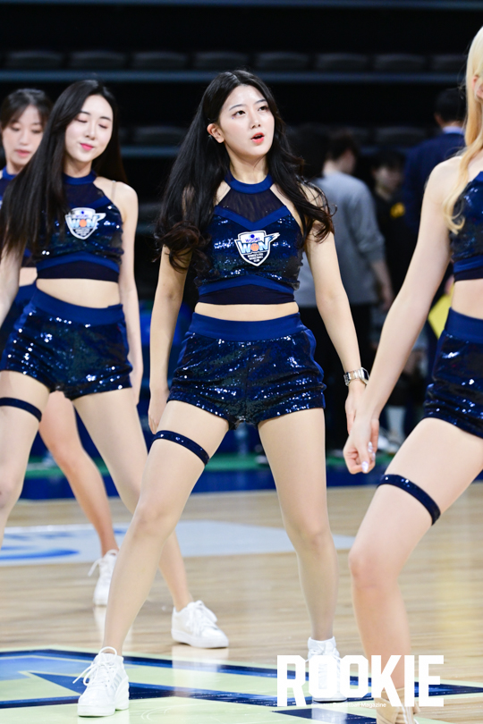 포토] 안혜지 치어리더 '도도한 표정' < Photo < 기사본문 - ROOKIE