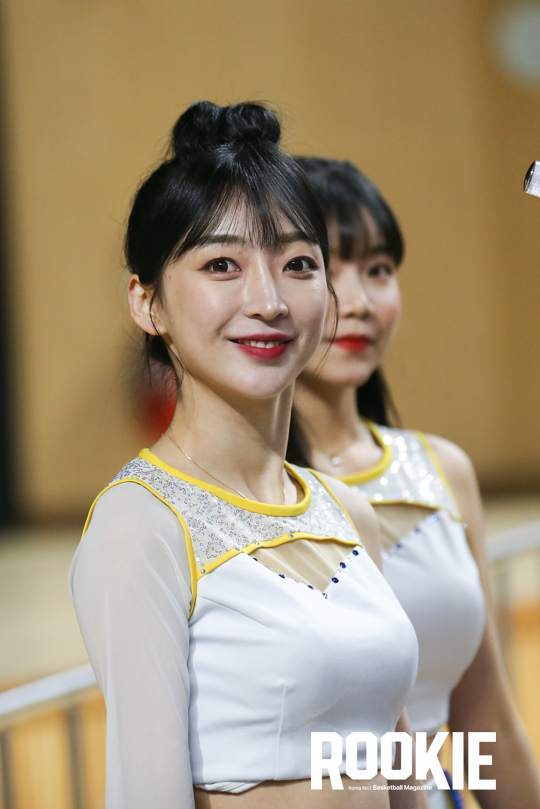 포토] 마서연 치어리더 '카메라 찾았다' < Photo < 기사본문 - ROOKIE
