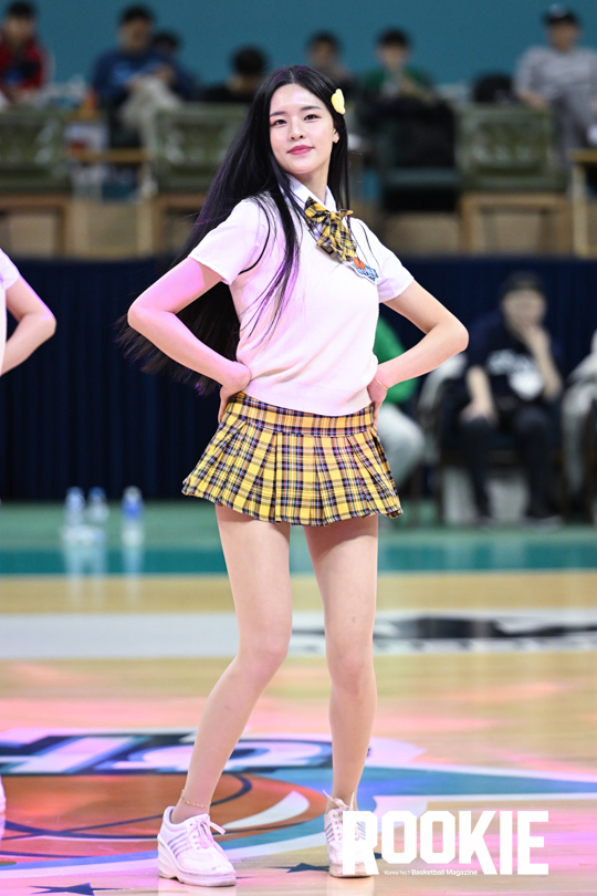 포토] 박신비 치어리더 '코트 위의 애교여왕' < Photo < 기사본문 - ROOKIE
