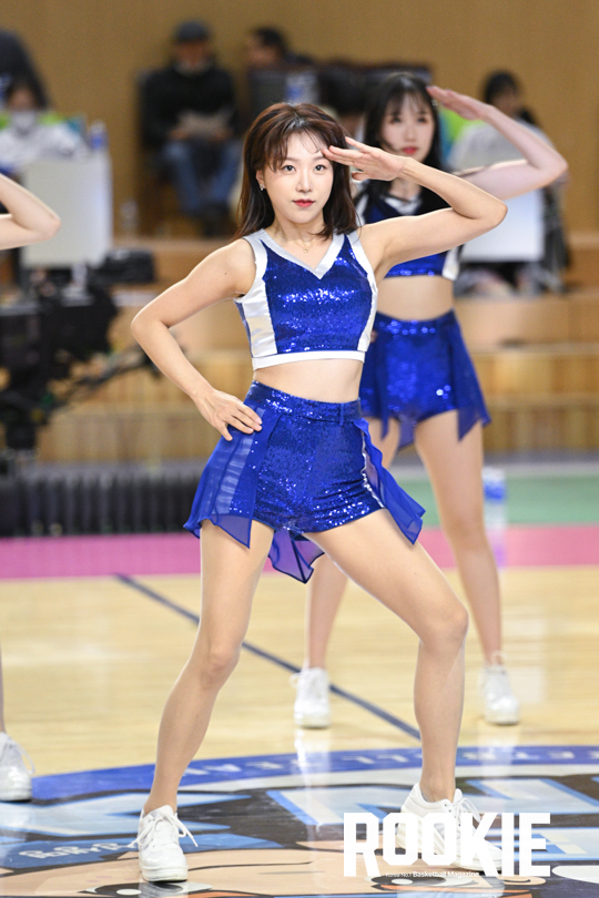 포토] 이주희 치어리더 '빛나는 외모' < Photo < 기사본문 - ROOKIE