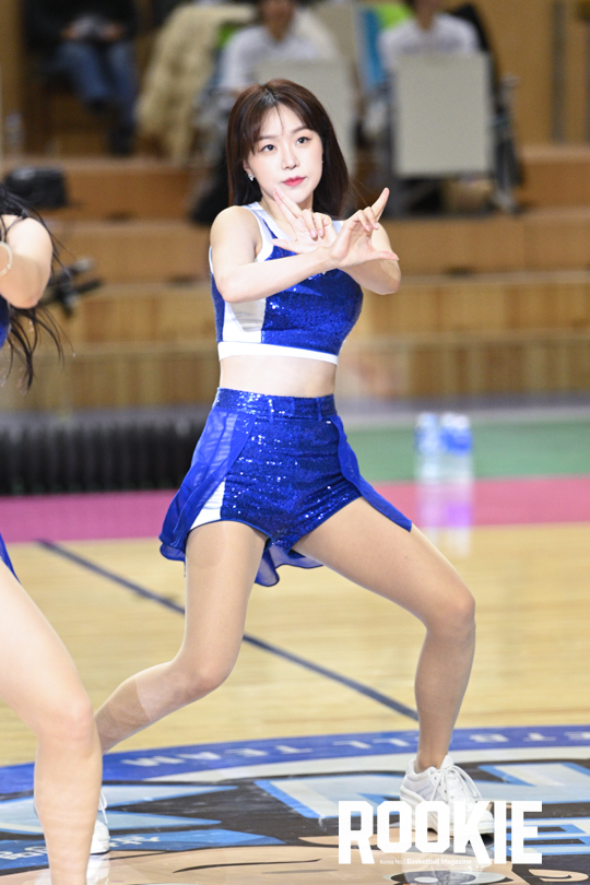 포토] 이주희 치어리더 '때론 시크하게' < Photo < 기사본문 - ROOKIE
