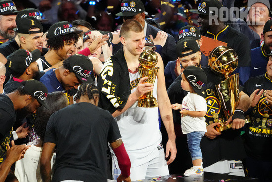 NBA约基奇创造史上首创纪录 决赛累计得分、篮板、助攻排名第一至第三