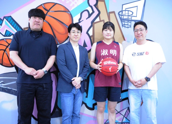 사진 좌 - 윤대호 원장, 세 번째 -숙명여고 김연진