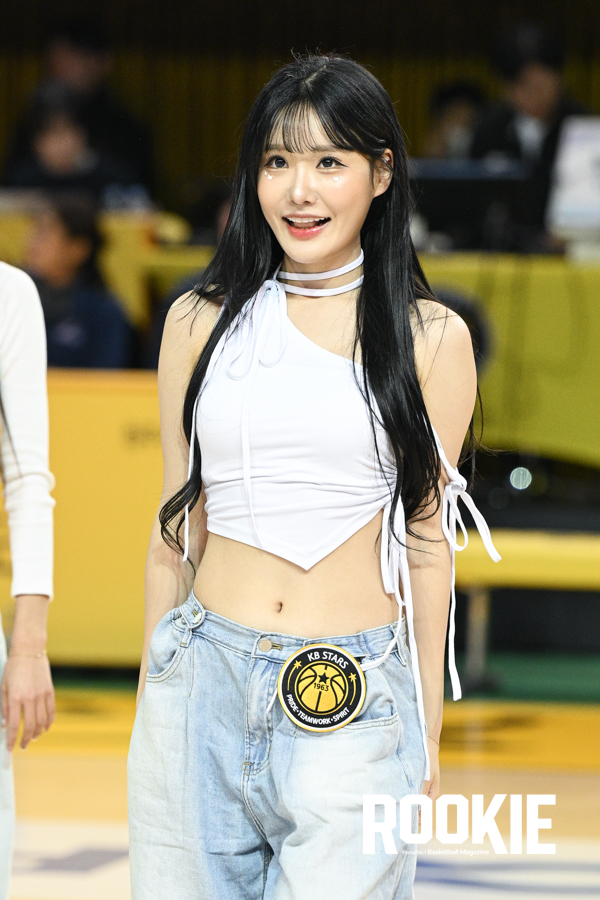 포토] 최홍라 치어리더 '같이 응원하자' < Photo < 기사본문 - ROOKIE