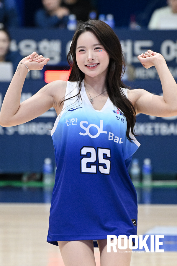 포토] 양효주 치어리더 '귀여움 담당' < Photo < 기사본문 - ROOKIE