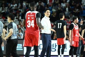 Seoul SK Knights Coach Jeon Hee-chul Demands Moving Basketball